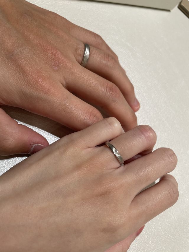 クロスカット加工という他にあまり見ないデザインの結婚指輪。