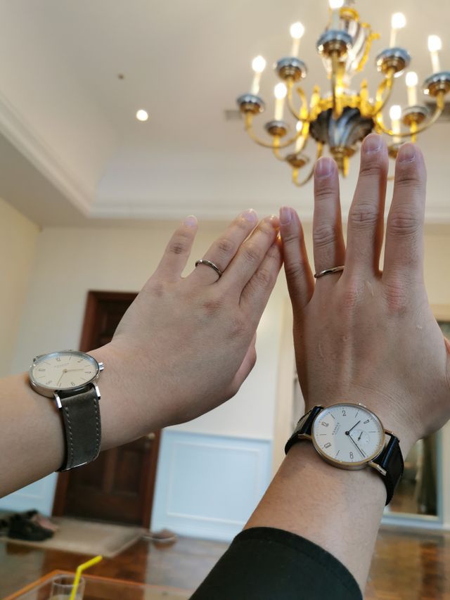 入籍後に式場へ行き待合室でシャンデリアをバックに撮影。