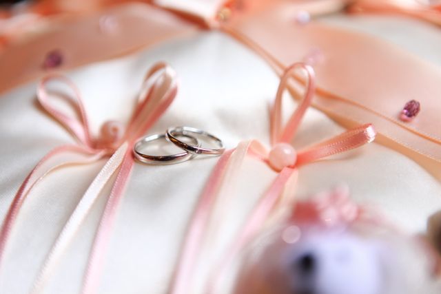 母親が作ってくれたリングピローと一緒に撮影しました。