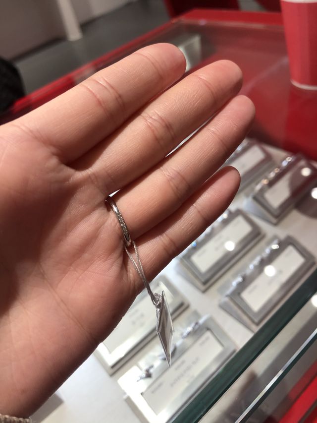 1.2枚目と同様の物。
忌引きの時など付け方を工夫できる。