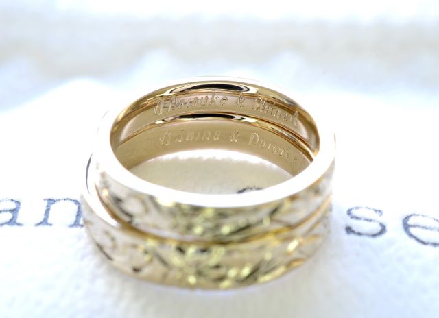 指輪の裏には2人の名前