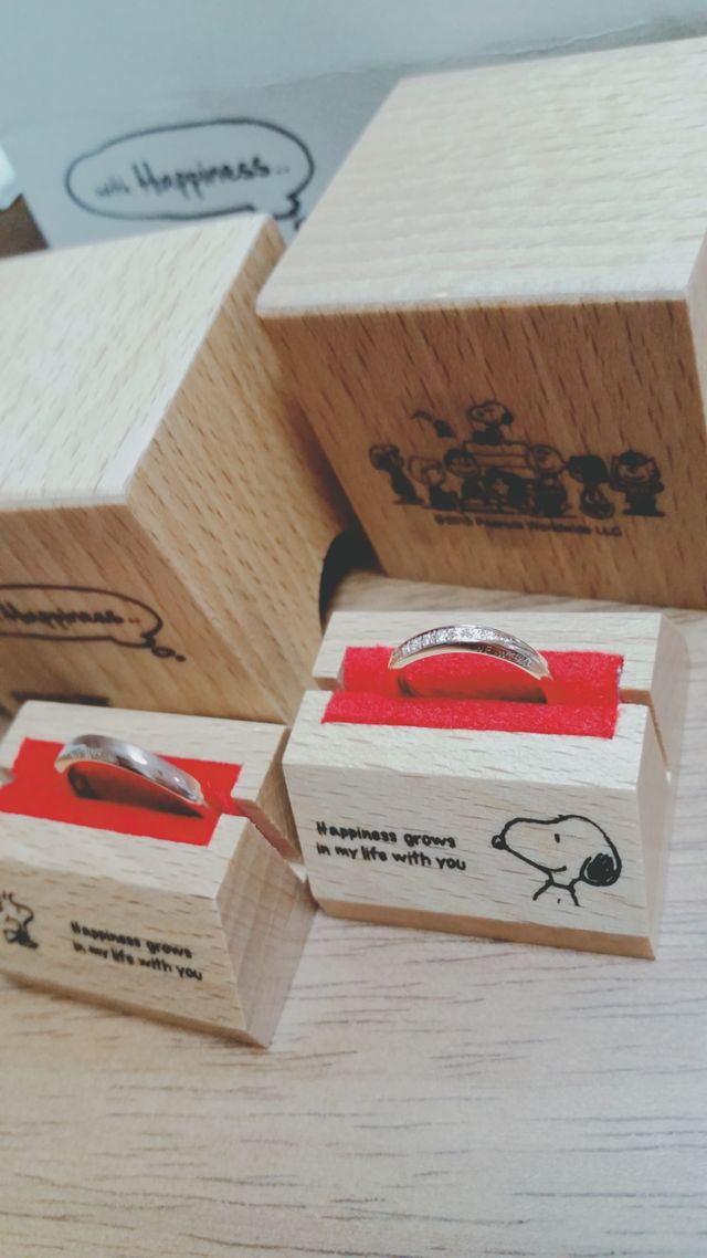 婚約指輪と重ねてつけられるようなデザインのものにしました。