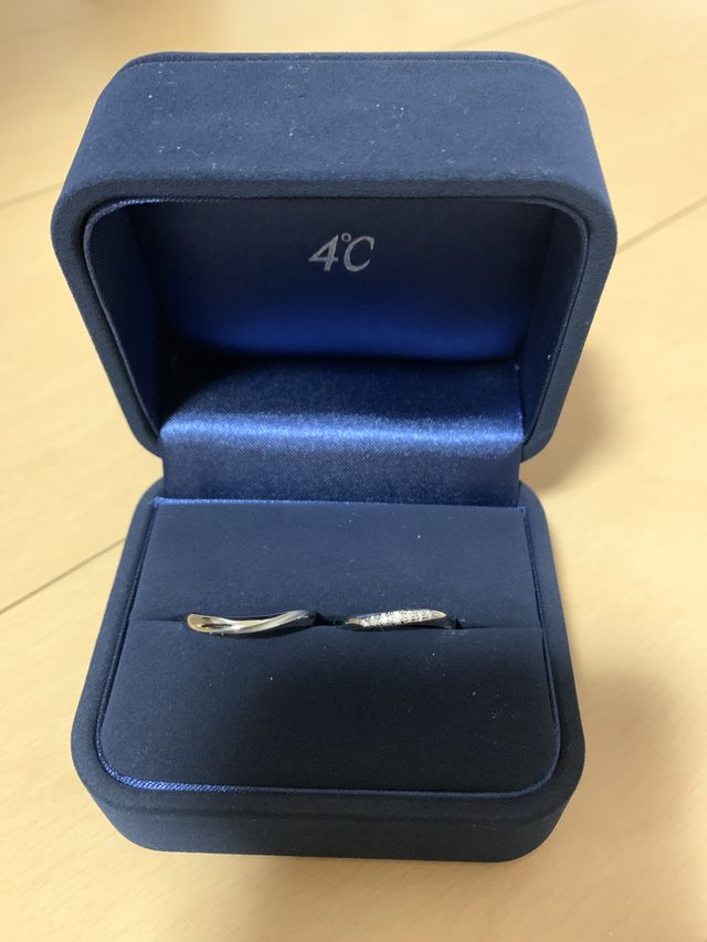 ネイビーのシンプルなボックスに入れてもらいました。