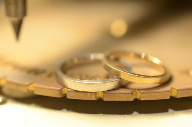 夫はプラチナ、私は18金イエローゴールドを選択しました。