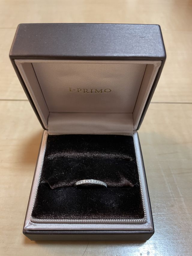 指輪のラインに沿って小さなダイヤモンドが輝いています。