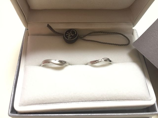 男性の指輪もシンプルでデザインがすてき