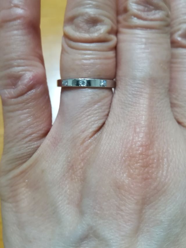 ダイヤが3箇所に入っていてキラキラしてます