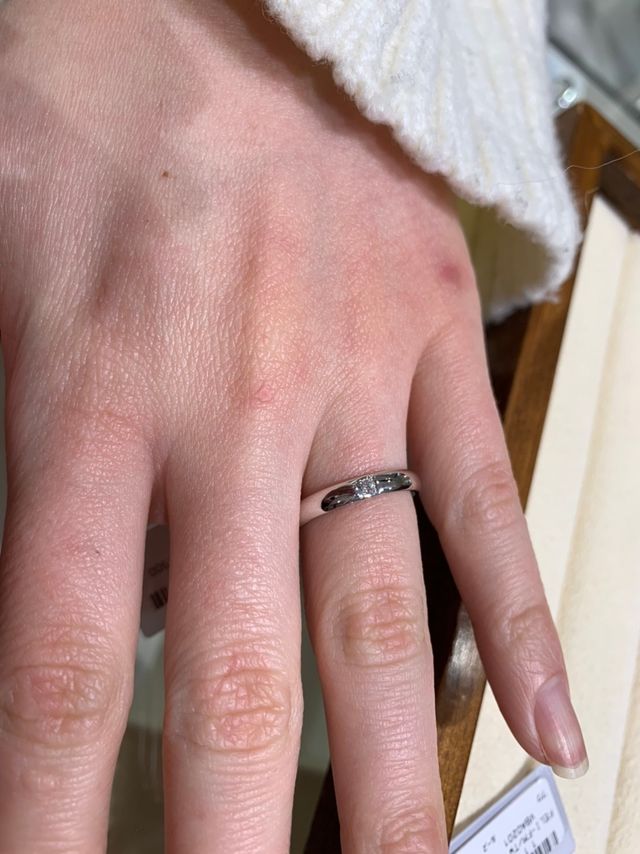 一粒ダイヤのストレートのシンプルなタイプの結婚指輪です。