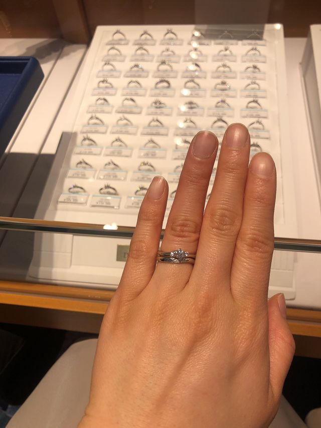 下が結婚指輪
上が婚約指輪