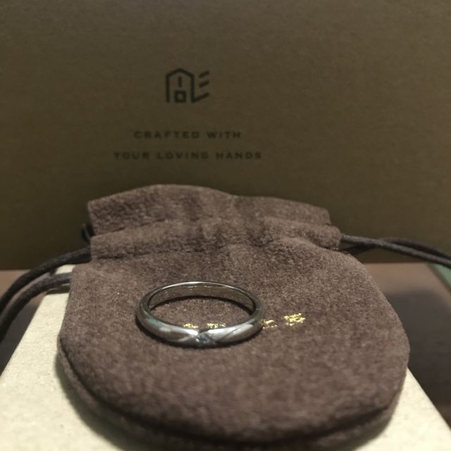 クロス加工と石の埋め込みをお願いし、完成した指輪。