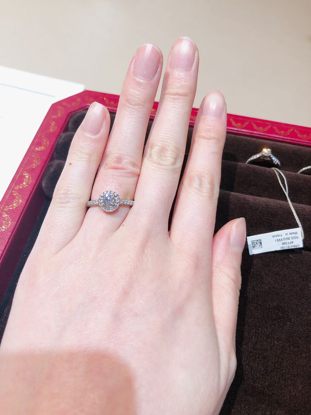 センターダイヤをぐるりと小さなダイヤモンドが囲うデザイン