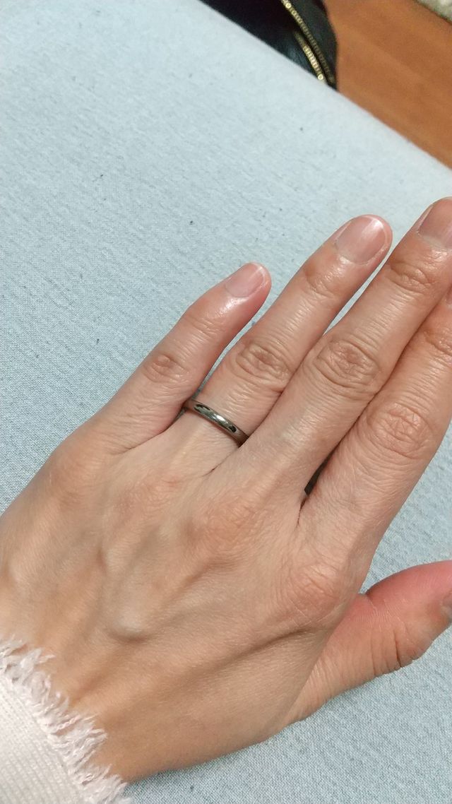 内側に夫と同じイエローベリルという色が施されています。