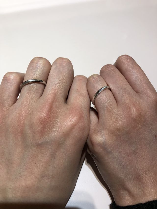 少しカーブがあるタイプ。斜めに15粒ダイヤがあります。