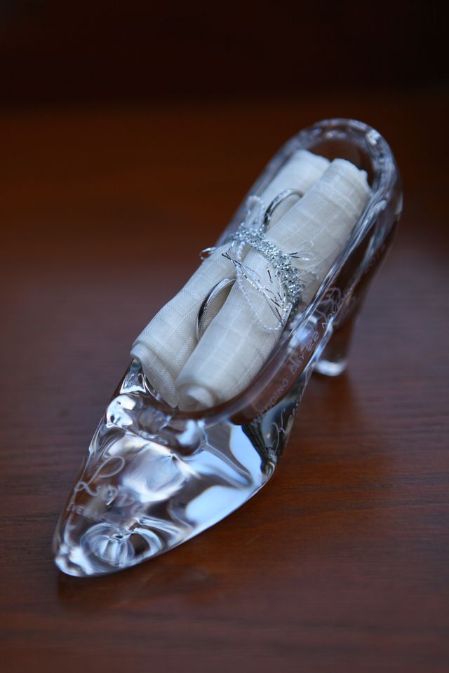 ガラスの靴に入った結婚指輪です。