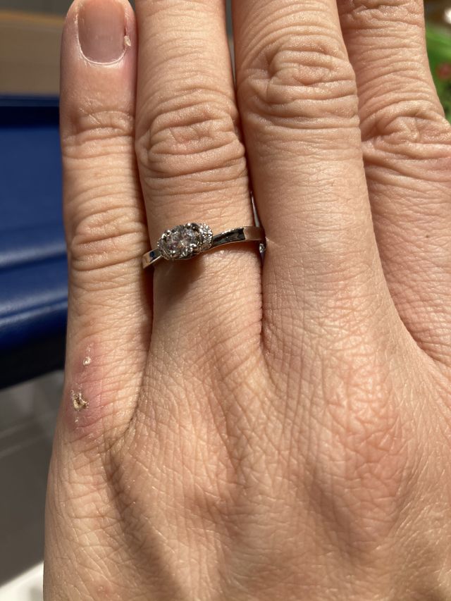 婚約指輪を試着してるときの写真