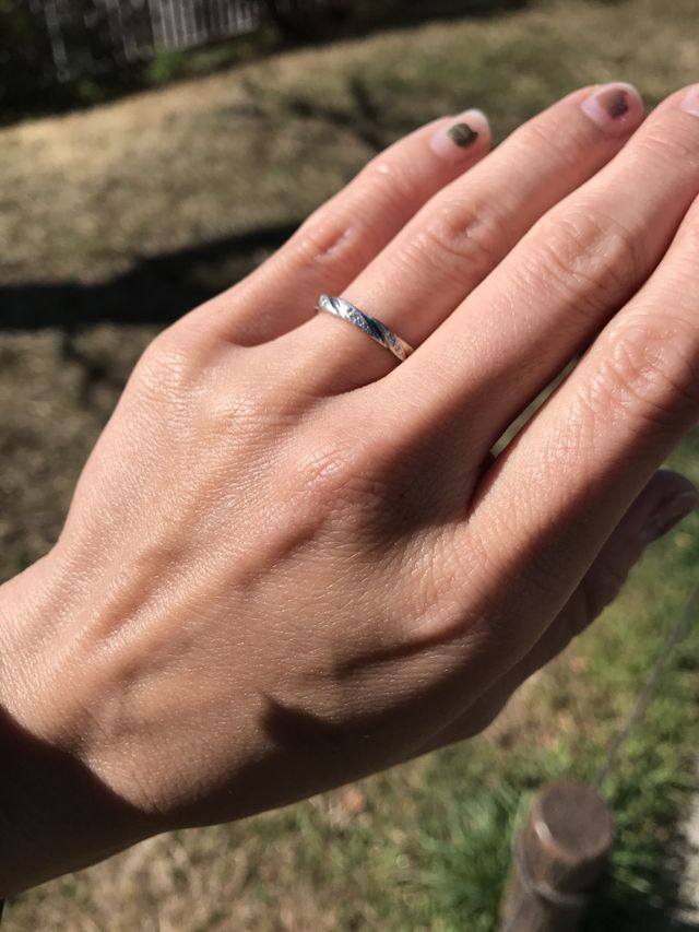 2つのリングを合わせると羽根になるデザイン。