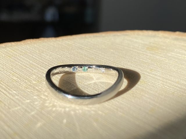 ０の数字に見立てお互いの誕生石とダイヤを埋めてもらいました