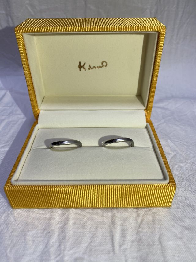 半分が槌目で半分が艶消しデザインです