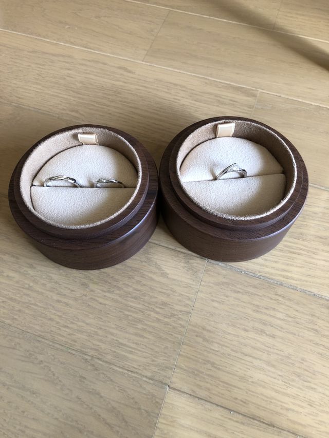 右が婚約指輪
左が結婚指輪