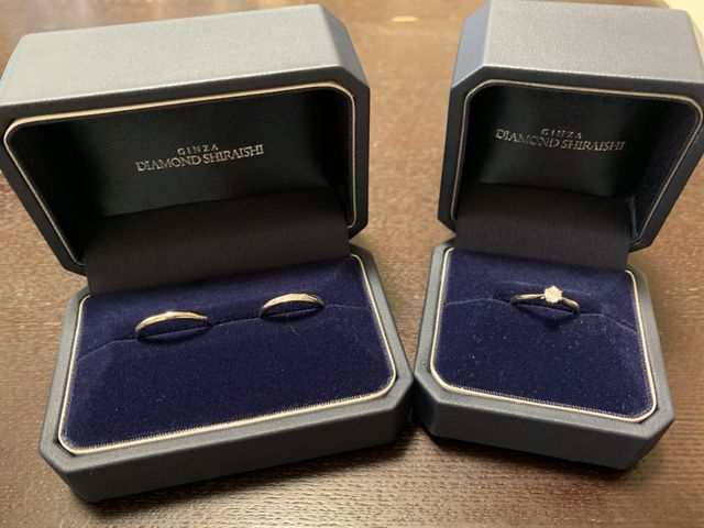 婚約指輪はダイヤ1石のシンプルなデザイン。