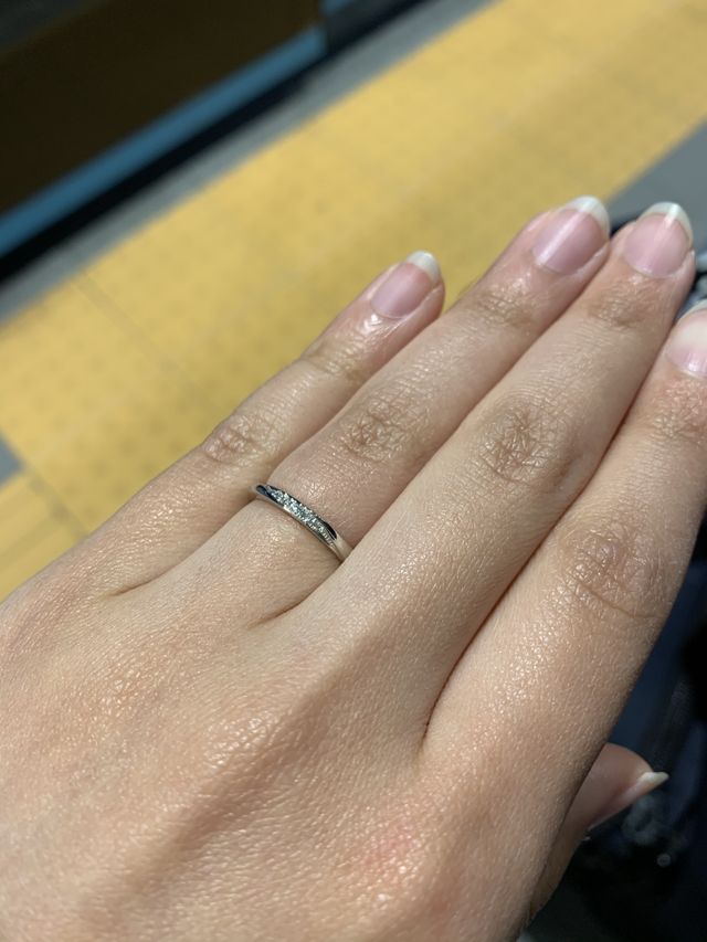 斜めに小さなダイヤモンドが5つ入っている、結婚指輪。