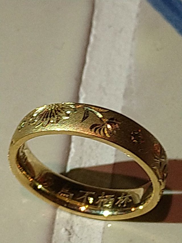 普段使いしたいから石が埋め込まれたリングにしてもらいました。
