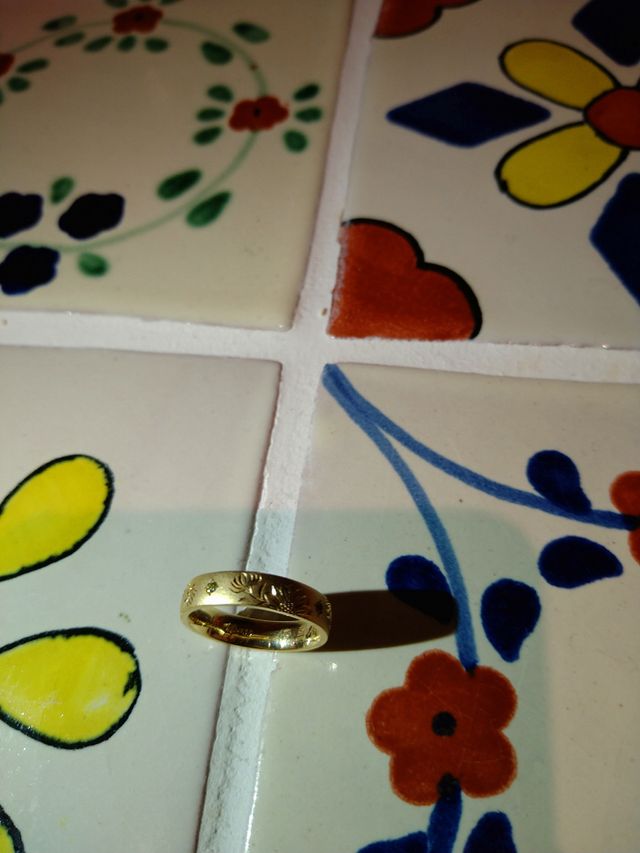 菊の模様にグリーンダイヤが上品で気に入ってます。