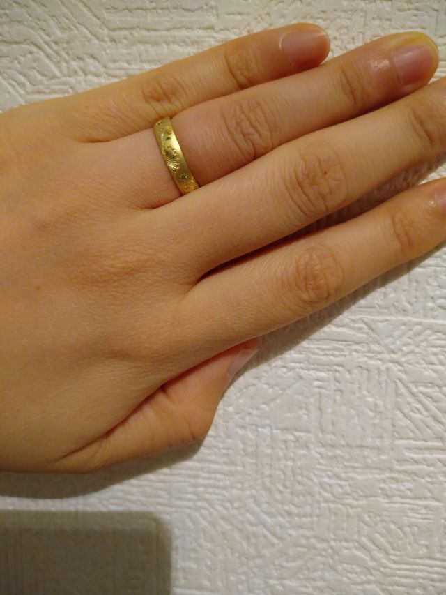 地黒で長い指なのでゴールドでやや幅広いリングにしました。

