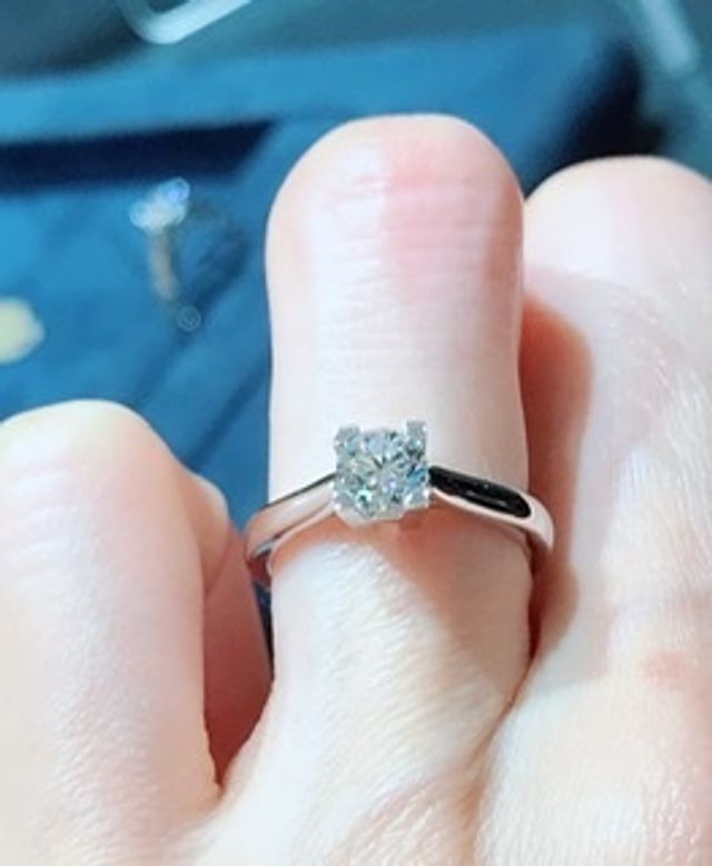 hwリング。質がとてもいいものせいか輝き方が素晴らしいです