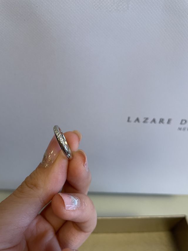 半分近くまでダイヤが入っているので、横から見ても輝きます。