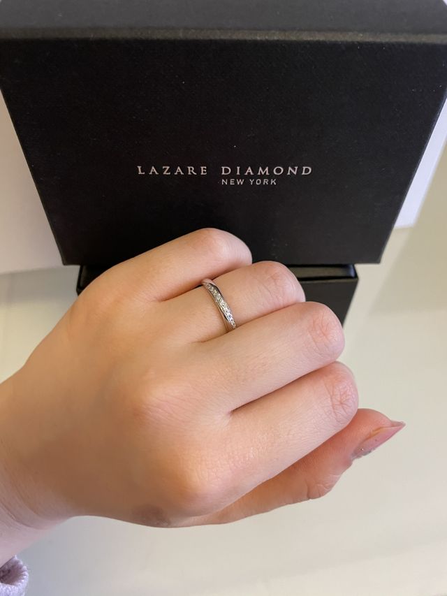 ダイヤが斜めにあり、派手すぎず、シンプル過ぎず可愛いです。