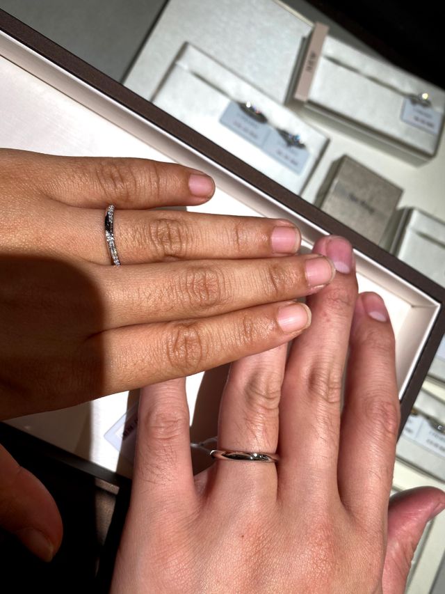 ダイヤが斜めに入っているすてきな指輪でした！