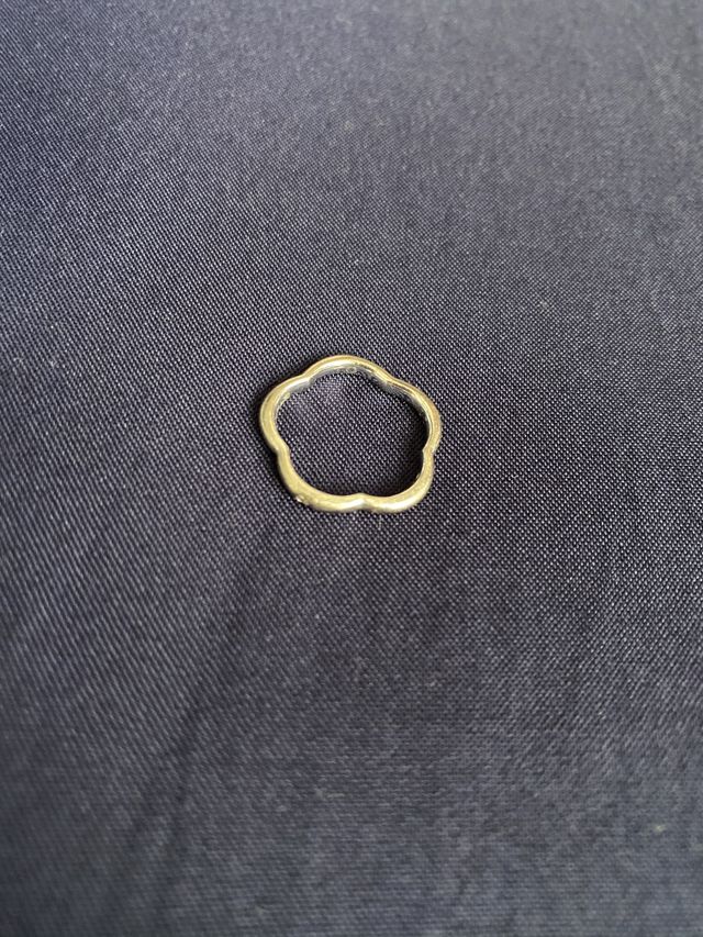 お花の形の指輪でとてもかわいいです