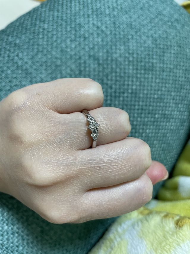 ブーケクレッセントの婚約指輪装着時です。