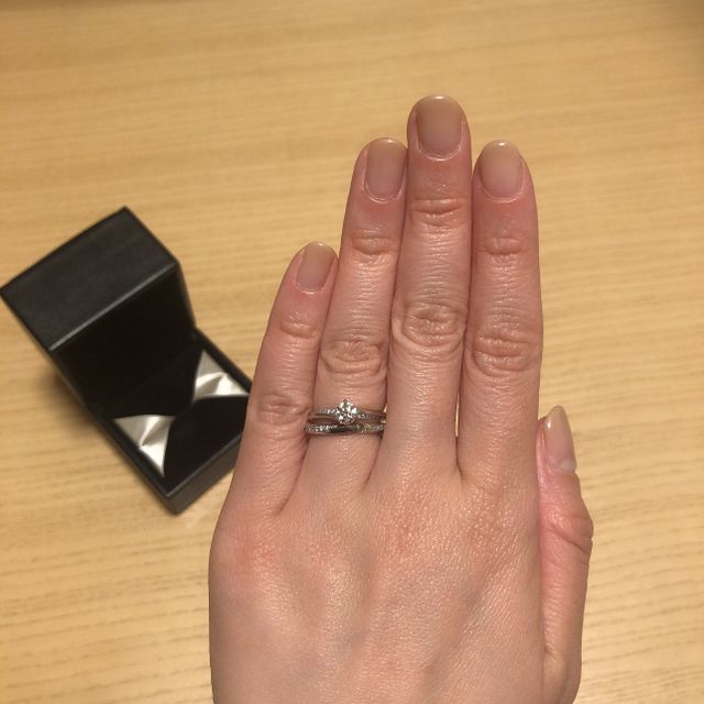 婚約指輪と結婚指輪を重ねてつけています。