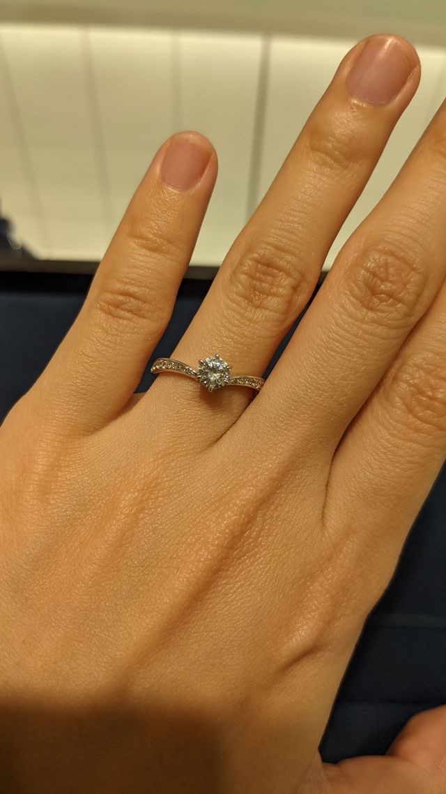 中央に向かって細くなっている爪に高さのある指輪