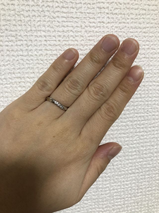 ウェーブ状のデザインになっています。