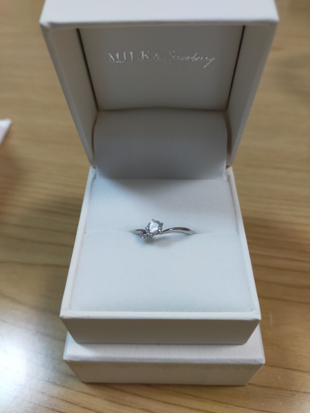 ピンクダイヤ付きの指輪です