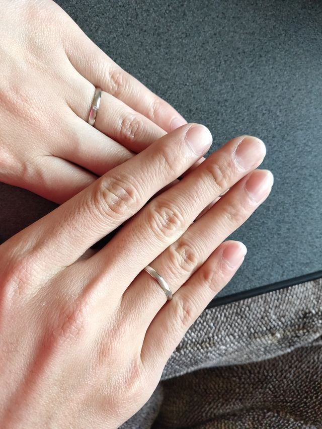 つや消しタイプ。
女性用のみダイヤ入り。