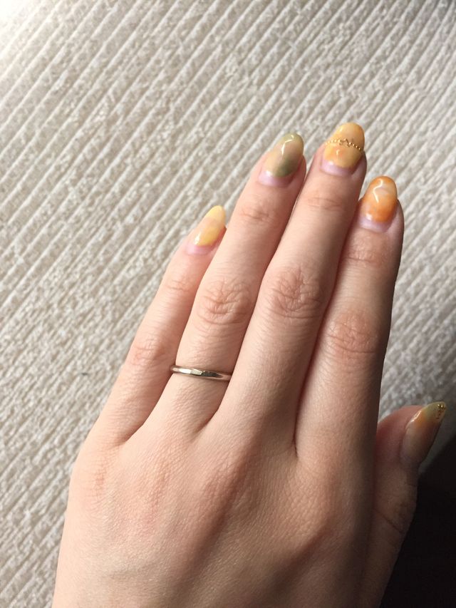 わりと細めのリングで、色は淡いイエローゴールドです。
