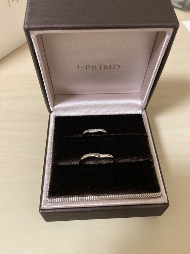 専用の指輪ケースに入れた状態。上が女性用、下が男性用。