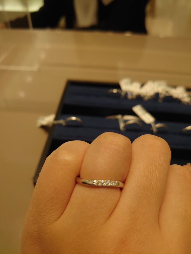 ウェーブタイプでダイヤ複数タイプ。