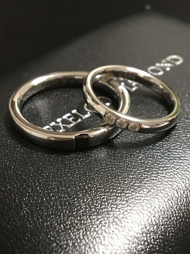 男性11号、女性3.5号。各々ダイヤに存在感があります。