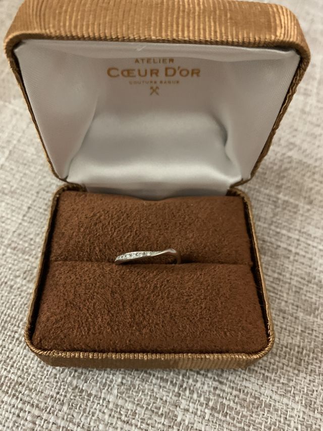 指輪の半分にダイヤが入っており湾曲のあるデザインを選びました