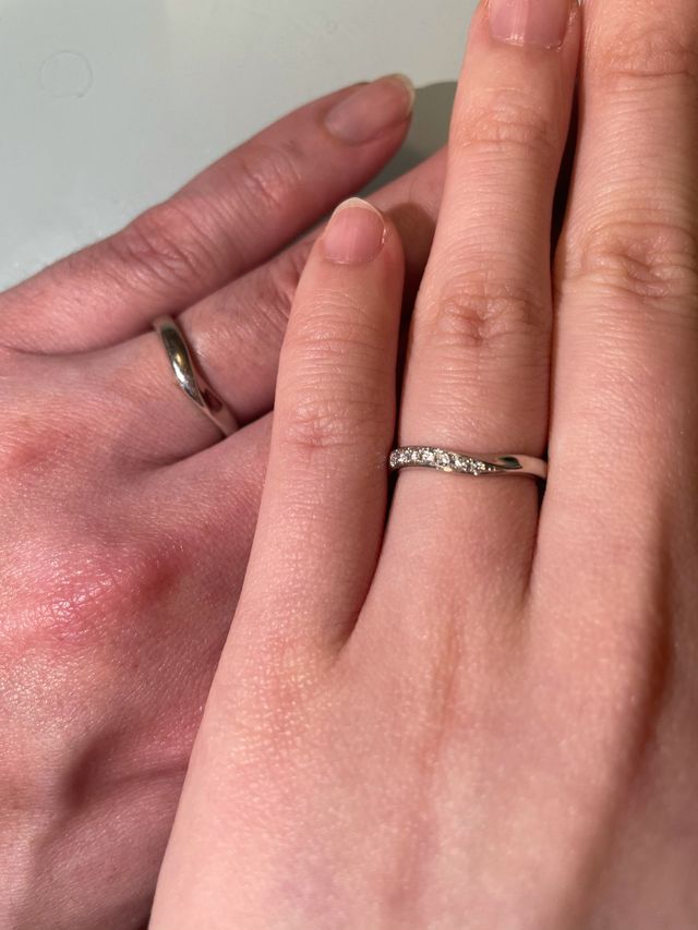 自然光や蛍光灯の光りが当たるとダイアがとてもきれいに輝きます