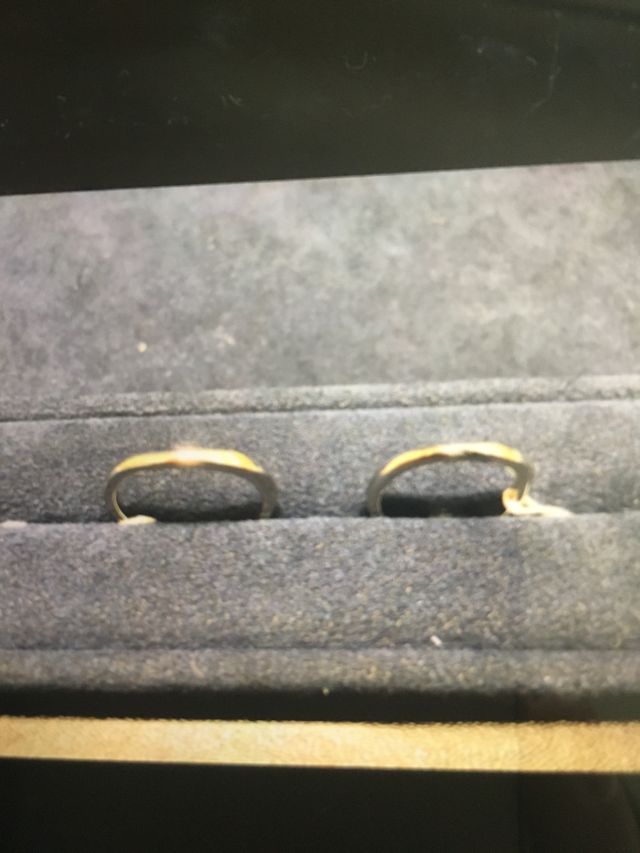 シンプルなデザイン。形はウェーブ