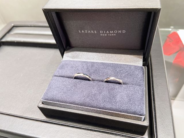 シンプルで男性はカット面、女性の方は一石だけダイヤモンド