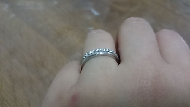 普段は結婚指輪と重ね付けしています。