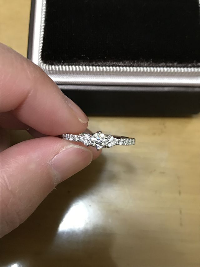 中央のダイヤモンドは憧れのロシアンダイヤモンドにしました