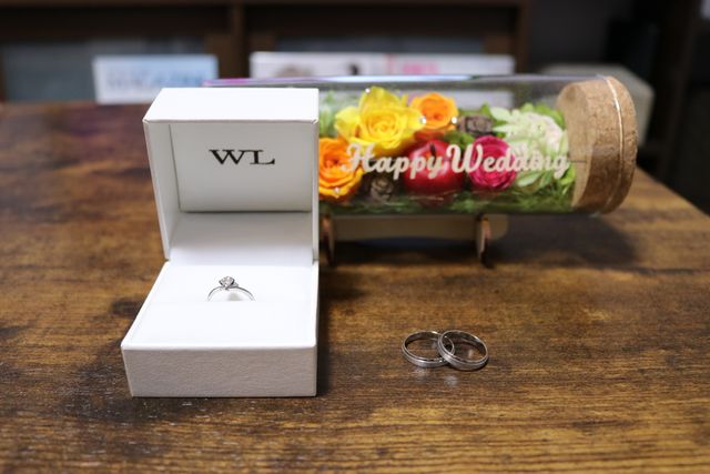 帰宅して揃った婚約指輪と結婚指輪で記念撮影！